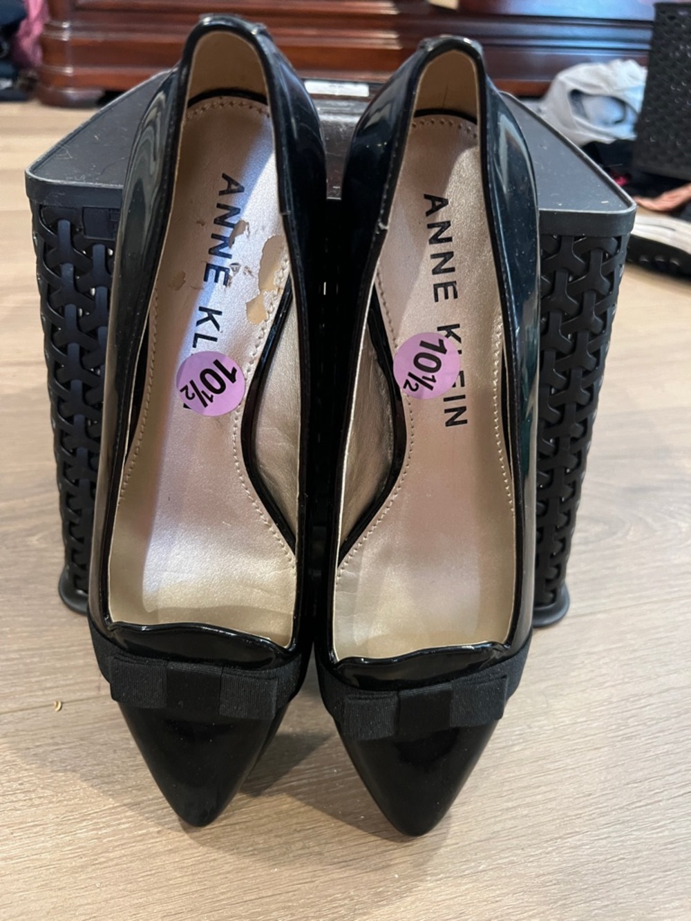 Anne Klein Black Patent Pointed Toe Heels with Bow Accent. Size 10.5